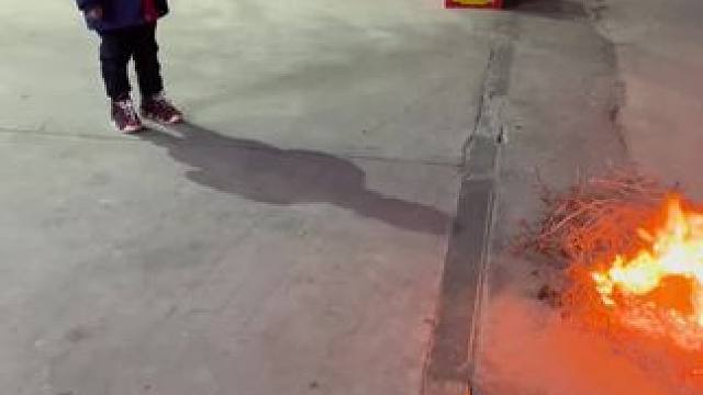 闽南跳火群，跳出去好财气，跳入来发大财。把这份心愿回向给朋友们，龙年发发发。