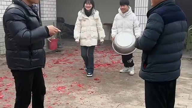 一年一次孩子们逗乐，让老人家更加开心！