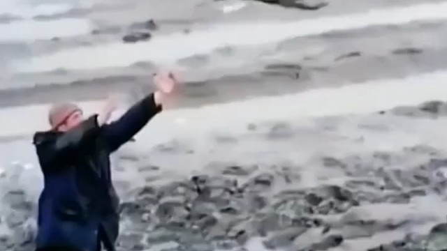 用个绳子，绑在脖子上一下就拉上来了哈哈