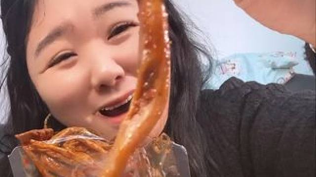 这个香辣鸭脆肠真的绝了！！QQ弹弹！卤的也相当入味,太过瘾了！！#鸭肠#解馋小零食