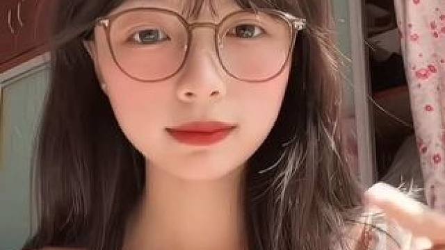 不开玩笑直接8888(库存版)#甜甜的手势舞 #质疑甜妹理解甜妹超越甜妹 #眼镜女孩