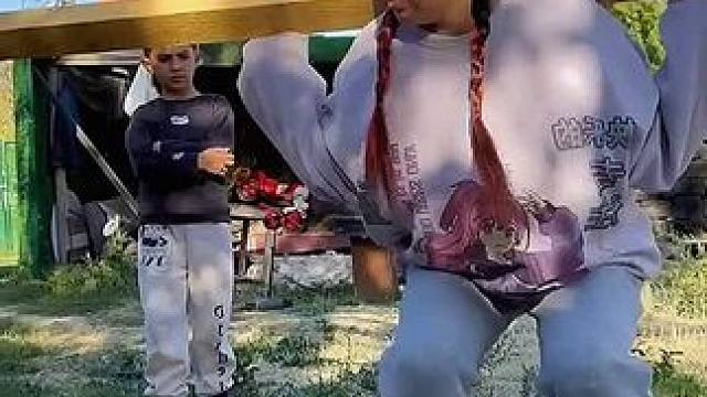 #老外真会玩 #歪果仁系列 #搞笑配音 这美女有儿子的陪伴，每天坚持锻炼，她减肥能成功吗