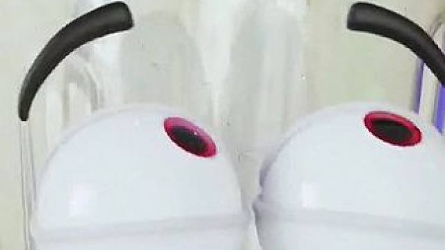 #国外视频分享 #老外真会玩 #搞笑配音 这榨汁机的表情好夸张啊，看来是遇到好事了