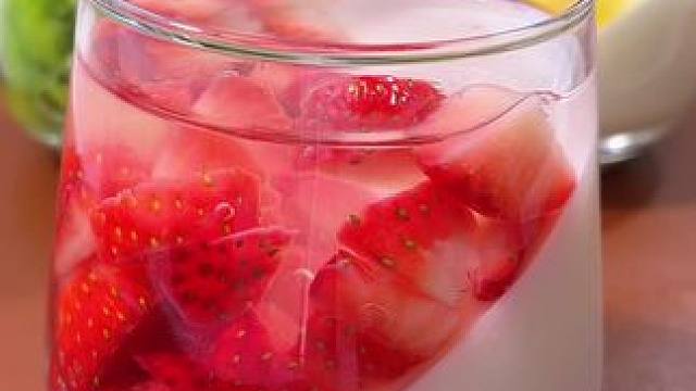 过年在家给小朋友做双层果冻杯，好看又好吃#自制果冻 #水果果冻