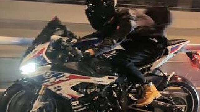 追老婆的路上怎么还有个情敌呢#机车 #宝马s1000rr