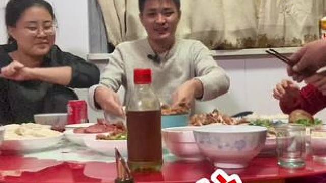 新的一年祝大家多吃饭少涨肉，珍惜与家人相聚的日子，龙年大吉#开启过年吃吃吃吃吃模式 #情侣日常 #晒