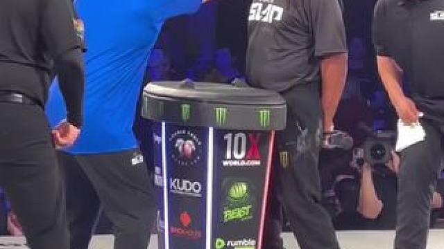 一巴掌扇断片直接瘫在擂台上#mma #ufc #耳光力量 #扇嘴巴子比赛