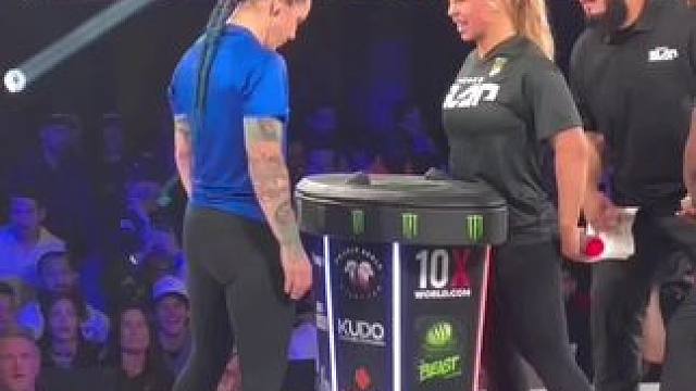 大屏幕中女选手透露出恐惧的眼神#ufc #slap