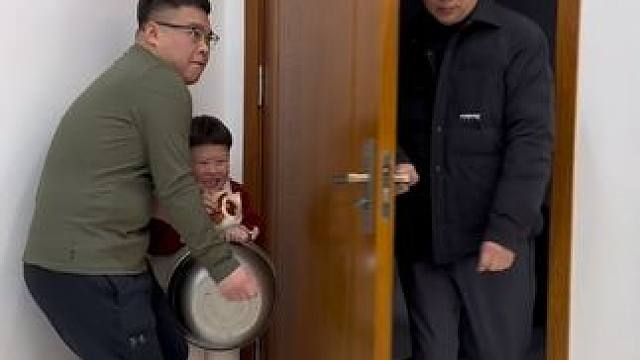 新年第一天，您儿子和大孙来拜年了，祝大家新年快乐 龍运当头 龍福齐天 happy 龍 year ～