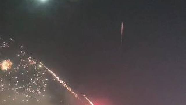 今天没段子，大年初一请大家看烟花，新年快乐