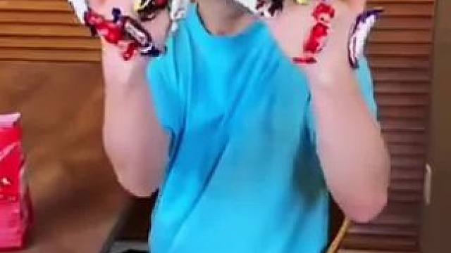 玩游戏耍心机被套路，结局令人太意外了！#看一遍笑一遍 #这操作都看傻了 #老外迷惑行为 #万万没想到