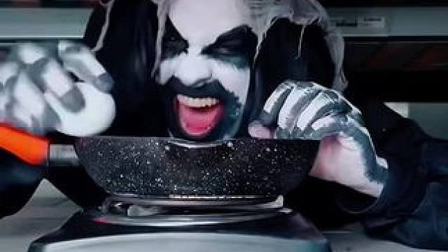 小怪物下厨给主人做煎蛋，结局真是太意外了！#看一遍笑一遍 #这操作都看傻了 #意想不到的结局 #沙雕