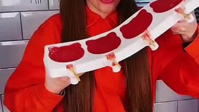 为了能偷吃保安的西瓜，把它们榨汁放进模具里！#看一遍笑一遍 #这操作都看傻了 #老外迷惑行为 #沙雕