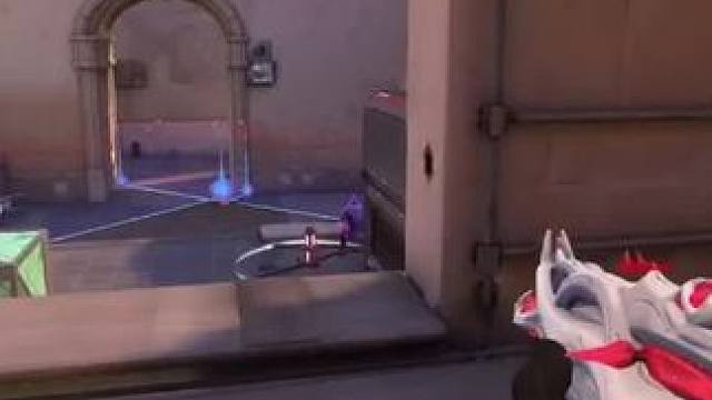 他得定位....给人一种撒旦扣动扳机的感觉