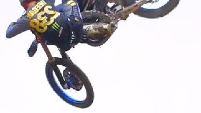 生命的意义在不断挑战自己，战胜自己！#极限运动 #尾崎八项 #摩托车 #户外 #危险动作请勿模仿