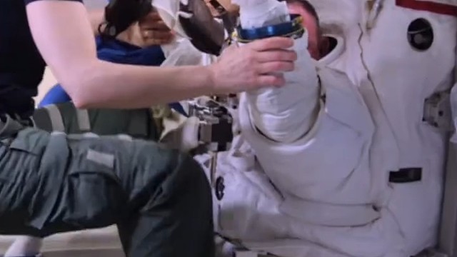 太空中只要把自己固定住就能睡