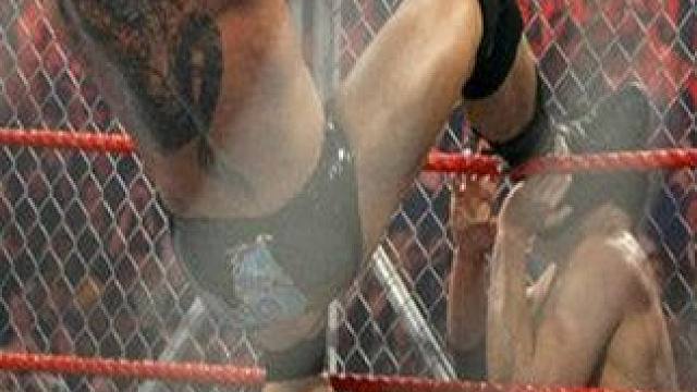 科迪罗兹迎战巴蒂，却毫无还手之力，兰迪彻底无语！#WWE #巴蒂斯塔 #科迪罗兹 #摔角 