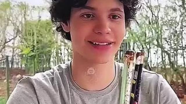 为了逃避保安的检查，把巧克力放进铅笔里！#看一遍笑一遍 #万万没想到 #这操作都看傻了 #意想不到的