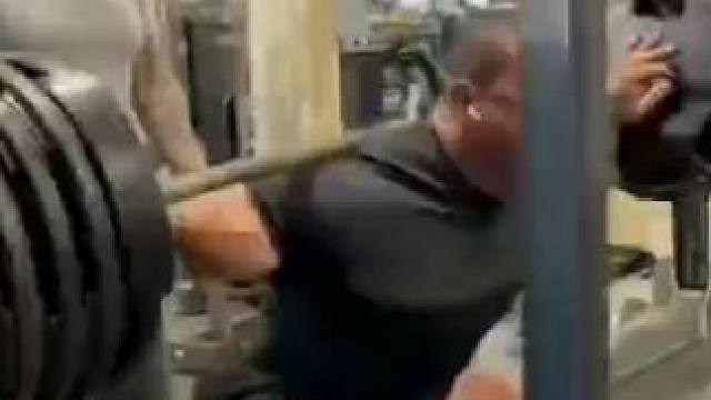 #力量举 轮子哥最近的深蹲训练，即将挑战硬拉800磅8次！