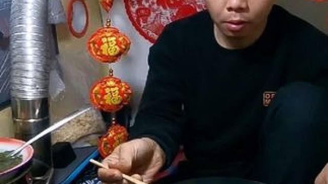 穷游东北买点老家特产来吃，让远在他乡过年的我有了一丝家的温暖 #床车旅行 #荒野露营 #穷游东北 #