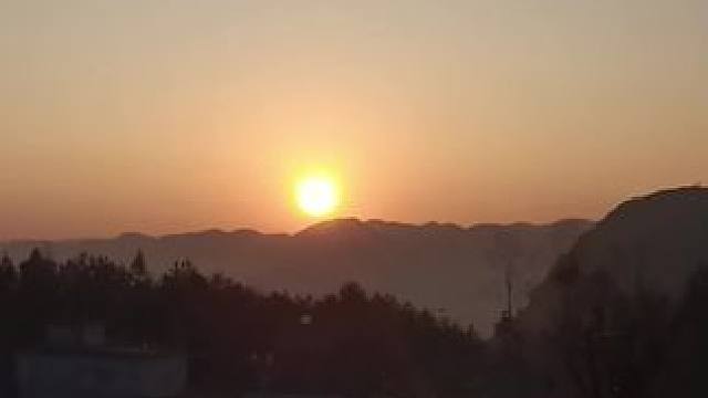 恩施老家门前的红日初升送给大家！