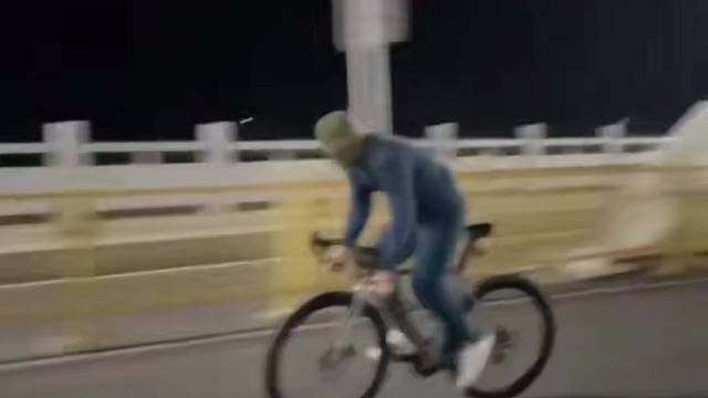 小伙子扛自行车锻炼火了