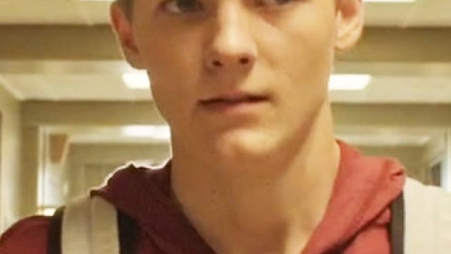 男孩一见钟情邻家女孩，却没想到对方已经去世一年 #美剧  #电影解说  #爱情片