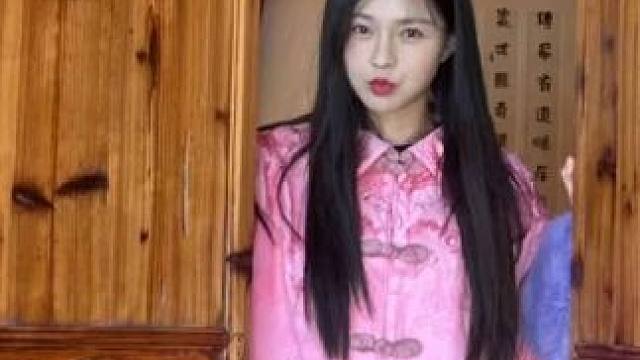 杜海涛陪沈梦辰回家过年，穿情侣装感情稳定，男方父母也陪同#杜海涛 #沈梦辰 #娱乐八卦 