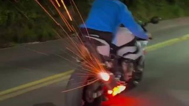 跑山，压弯，喷火。#让骑行成为一种生活 #爱机车爱生活 #一生热爱机车难回头 #最酷机车女孩 #爆表