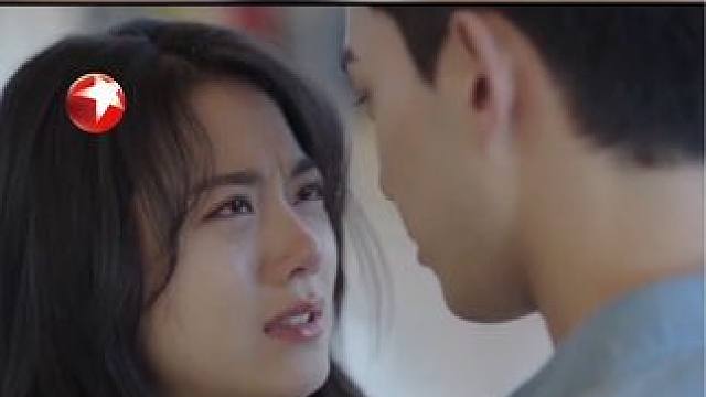 分别的那一刻，殷果眼睛一下湿润了，两人难舍难分，直到最后一秒殷果才进站……#吴磊 #赵今麦 #在暴雪