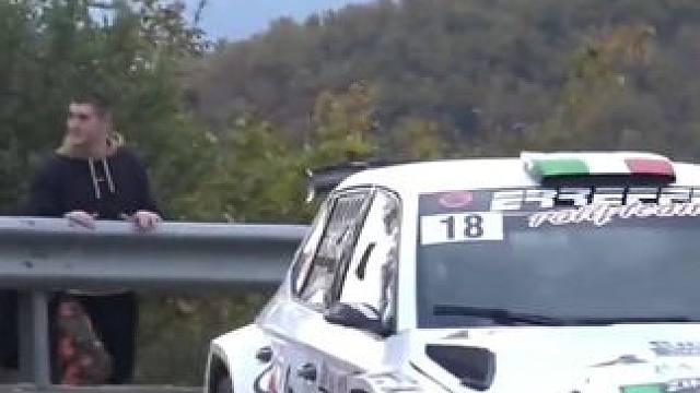 不同车型，不同线路，弯道的最佳入弯点和弯心点，除了分析弯道半径之外，还得考虑赛车的动力和布局，失误也