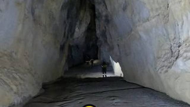 继续深入古墓洞穴，钻入狭小的洞道是另一片天地精彩继续 #山洞到底藏着什么 #探秘 #洞穴探险 #神奇