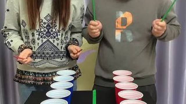 夹杯子游戏#趣味游戏 #桌游 #在家做游戏