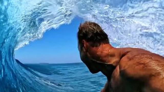 谁不想来一次这样的冲浪呢？ #冲浪 #极限运动 #专业动作请勿模仿