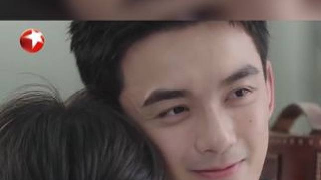 殷果依依不舍地送别林亦扬，看着林亦扬离开的背影，殷果难以自持地掉下眼泪。转眼间，分别许久的小情侣终于