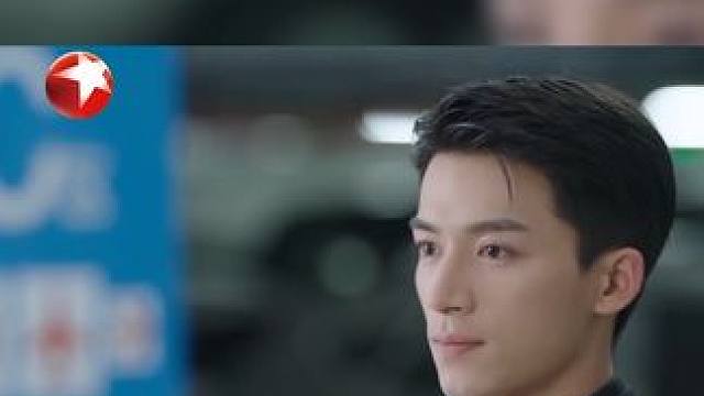 孟晓东送殷果回家，路上提及林霖，殷果好奇他过往的感情，孟晓东表明他曾谈过三段恋爱，但三次对象都是林霖