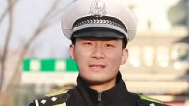#平安春运·交警同行 春节是家人团圆，朋友相聚的美好时刻，难免会小酌两杯，在拿起酒杯之前，放下酒杯之
