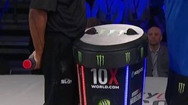 被扇的身体都不受支配了#ufc #搏击 #耳光大赛 #耳光力量 #扇嘴巴子比赛