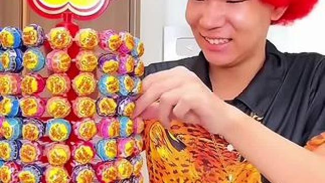 吃棒棒糖引发的闹剧，结局让男子直接崩溃了！#看一遍笑一遍 #这操作都看傻了 #老外真会玩 #老外迷惑