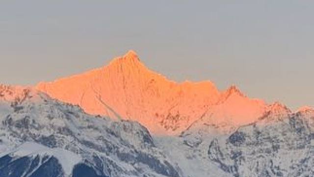 2024·2.13的梅里雪山主峰日照金山#香格里拉 #雪山 #日照金山 #治愈系风景 #日出