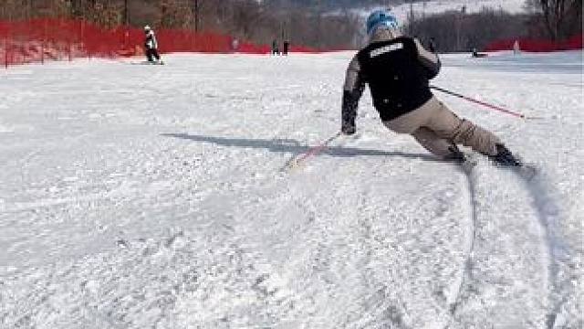 今天的温度有点高，但雪滑的很舒服，随便刻，没冰没硬雪壳#滑雪