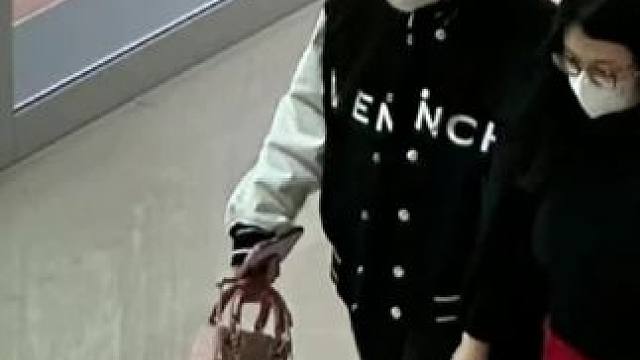 李湘王诗龄逛街被偶遇，母女手牵手感情好，李湘身材圆润#李湘 #王诗龄 #娱乐八卦 