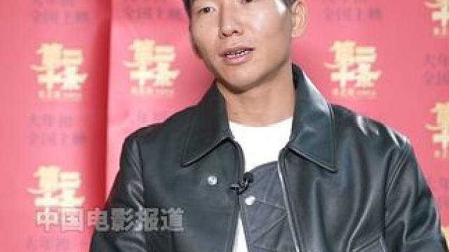 #阿如那说自己内向不敢跟张艺谋聊天 #阿如那 说好不容易能出演#张艺谋 的电影，有很多话想问他，跟他