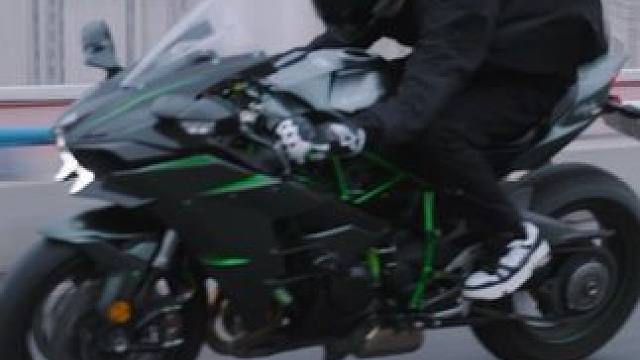 电影第83分钟的汽车轰鸣声 就像我第一次遇见你的心跳声#川崎h2 #飞驰人生2 #情人节