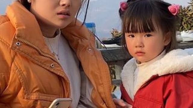 2岁宝宝拿铁盆让妈妈磕头拜年，用自己压岁钱发红包，换你会要吗