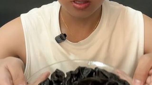 干一盘乌漆麻黑的饺子，你们吃饺子蘸什么？#谁懂这一口的好吃程度 #灵魂吃法 #黑暗料理 #一口一口把