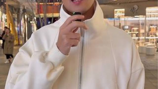 33岁，经历很多，才会那么通透 #路人视角 #00后 #街头采访 #搭讪 #随机采访