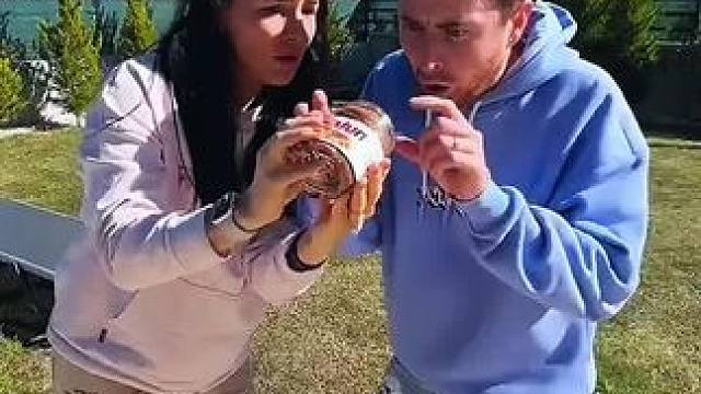 巧克力酱被老鼠偷吃，看男子如何机智应付！#看一遍笑一遍 #这操作都看傻了 #老外迷惑行为 #沙雕老外