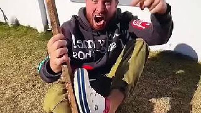 老公脚底被钉子刺穿，妻子一招机智化解！#看一遍笑一遍 #这操作都看傻了 #老外真会玩 #万万没想到 