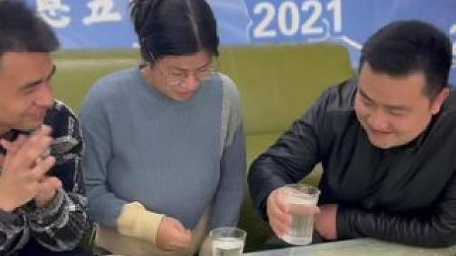 哥们儿，稳住了别抖！#办公室游戏 #欢乐办公室 #不按套路出牌 #高手过招 #趣味游戏